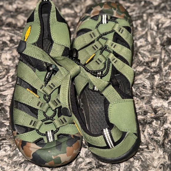 Keen Black and Green Footwear - Picture 8 of 8